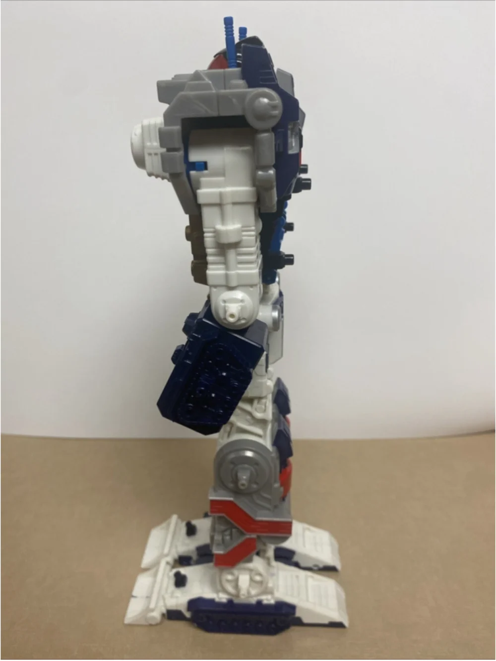 Hasbro Transformers Cybertron Leader Class Metroplex Action Figure